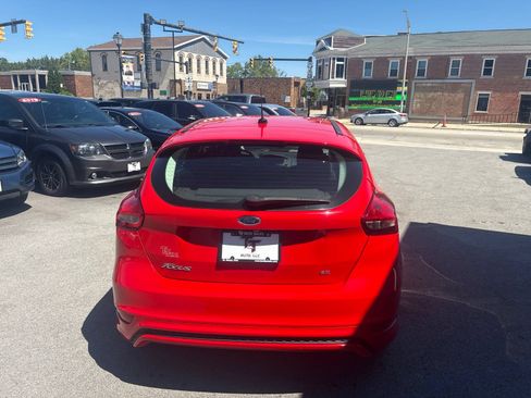 Used 2016 Ford Focus SE w/ SE Sport Package FWD image 4