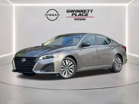 Used 2024 Nissan Altima 2.5 SV image 1