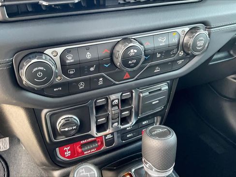 New 2026 Jeep Gladiator Mojave w/ Technology Group AWD/4WD image 18