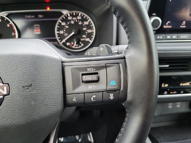Used 2025 Nissan Rogue SV w/ SV Premium Package FWD image 16
