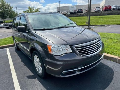 Used 2015 Chrysler Town & Country Touring w/ Driver Convenience Group FWD image 3