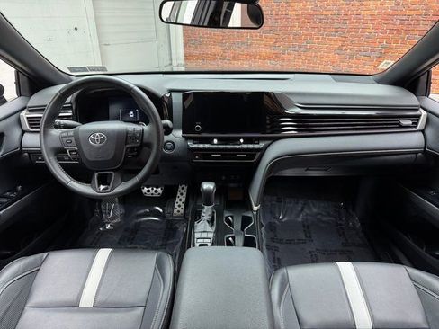 Used 2025 Toyota Camry SE image 12