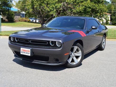 Used 2019 Dodge Challenger SXT image 3