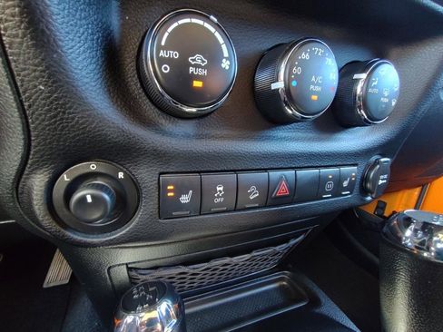 Used 2012 Jeep Wrangler Unlimited Sahara w/ Connectivity Group AWD/4WD image 26