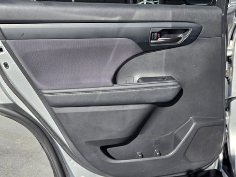 Used 2024 Toyota Highlander LE FWD image 25