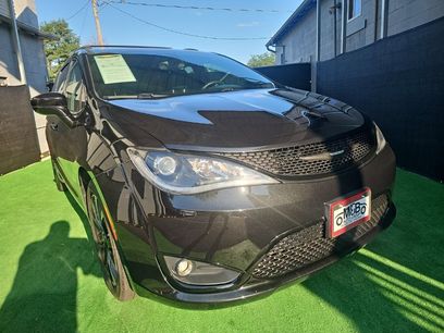 Used 2018 Chrysler Pacifica Touring-L w/ Premium Audio Group