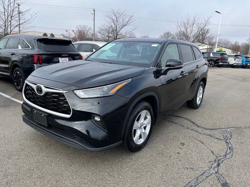 Used 2024 Toyota Highlander LE image 3