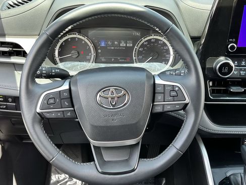Used 2025 Toyota Highlander LE FWD image 11
