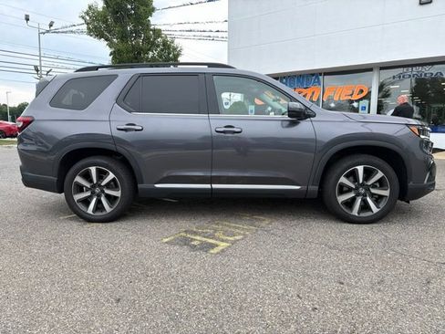 Used 2024 Honda Pilot Touring image 4