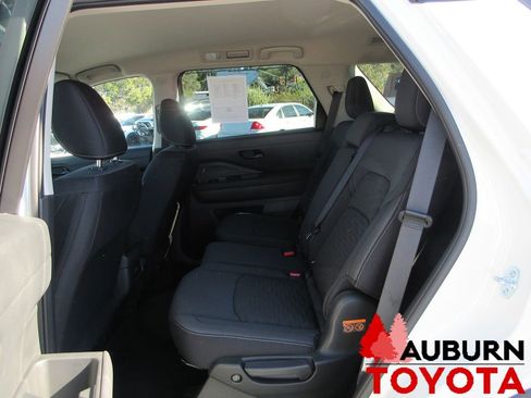 Used 2025 Nissan Pathfinder S image 19