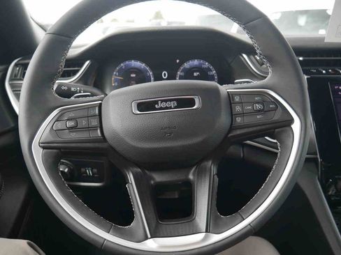 Certified 2025 Jeep Grand Cherokee Altitude AWD/4WD image 33