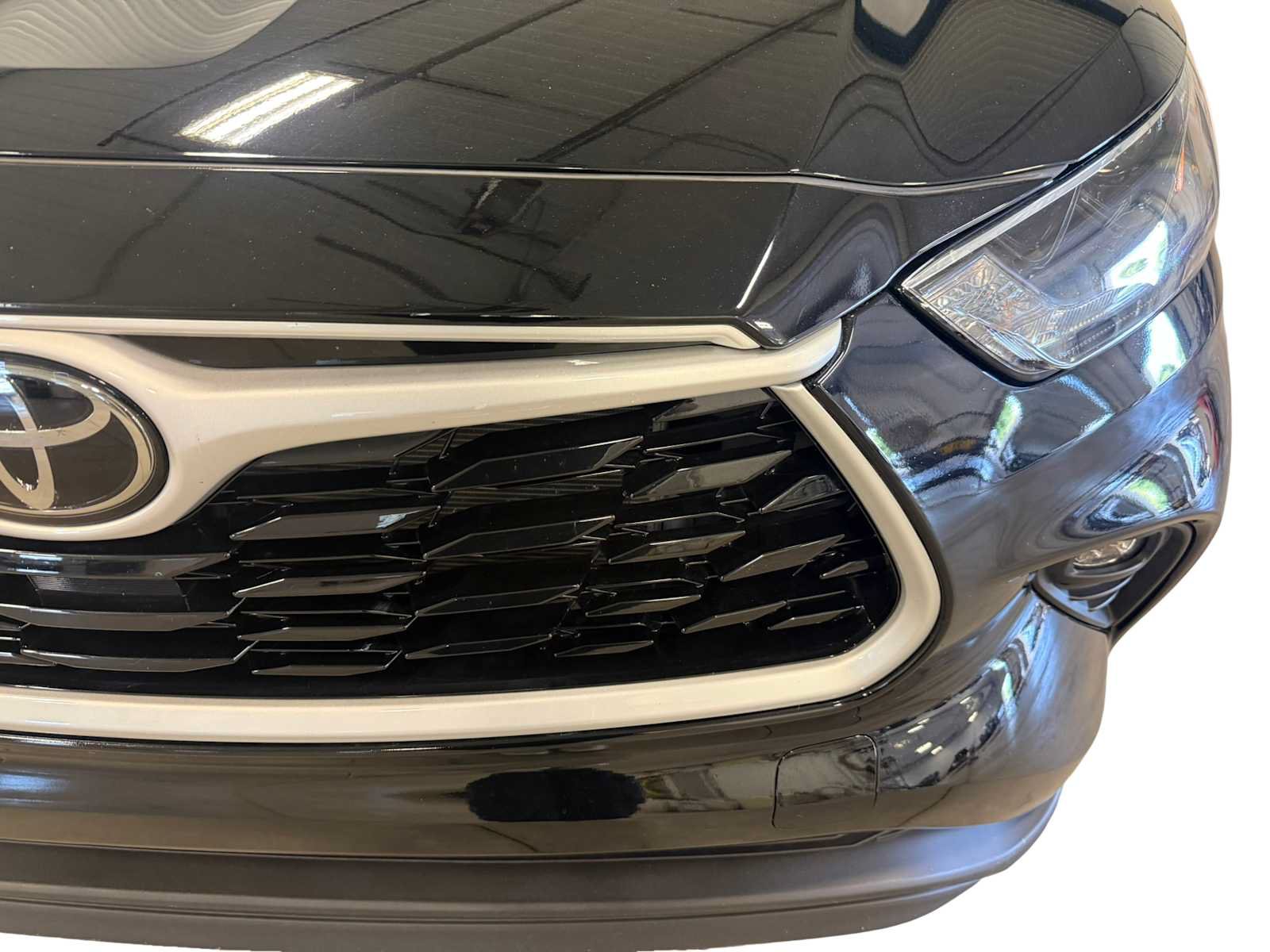 Used 2024 Toyota Highlander LE AWD/4WD image 5