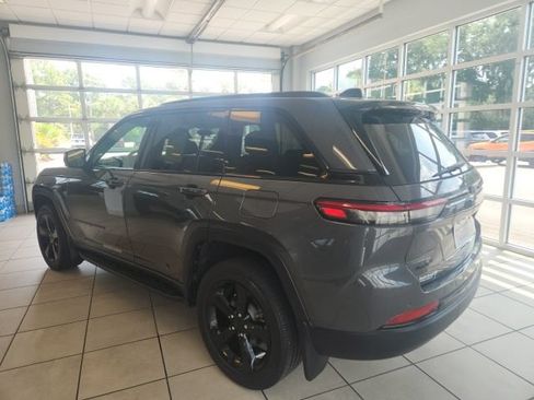 Used 2025 Jeep Grand Cherokee Altitude AWD/4WD image 8