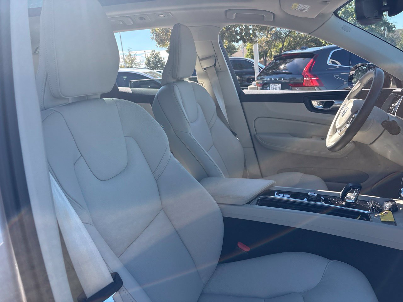 Used 2025 Volvo XC60 B5 Core w/ Protection Package Premier AWD/4WD image 13