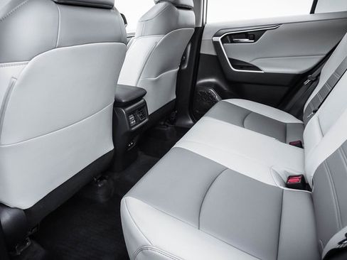 Used 2021 Toyota RAV4 XLE Premium image 20