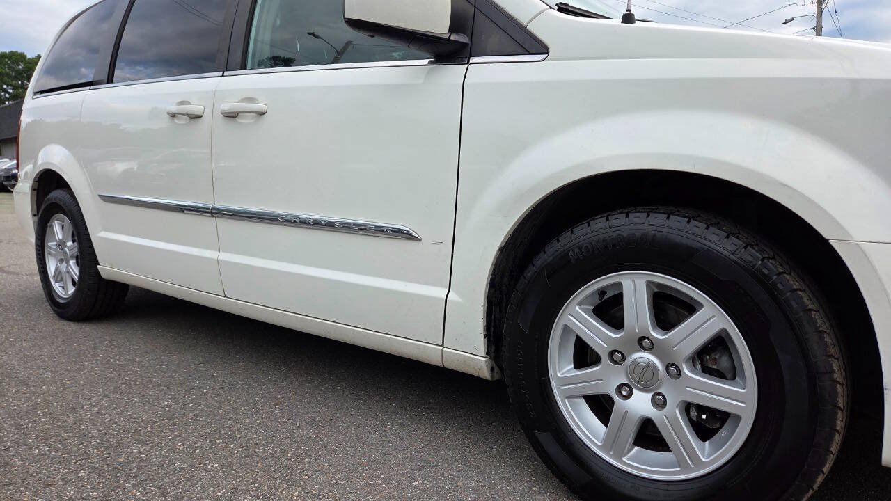 Used 2011 Chrysler Town & Country Touring FWD image 20
