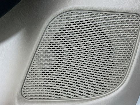 Used 2024 Chrysler Pacifica Touring-L image 18