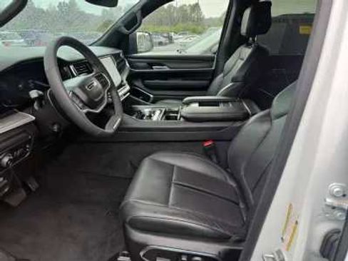 Used 2023 Jeep Wagoneer Series III w/ Premium Group I AWD/4WD image 5