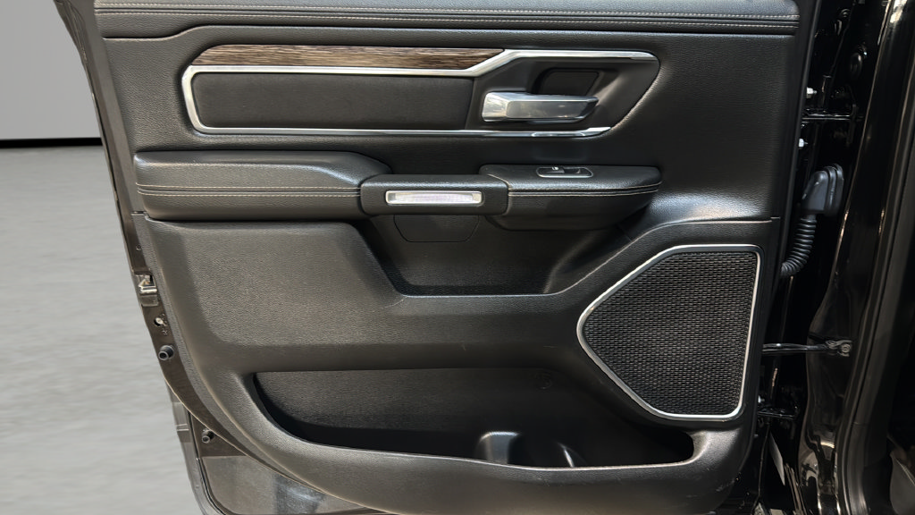 Used 2019 RAM 1500 Laramie AWD/4WD image 17