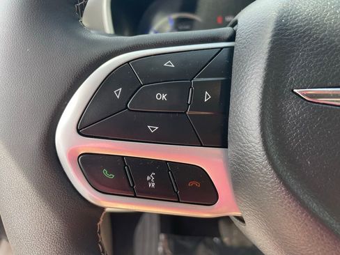 Used 2024 Chrysler Pacifica Select w/ Uconnect Theater Family Group image 34