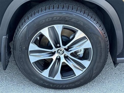 Used 2023 Toyota Highlander XLE image 11