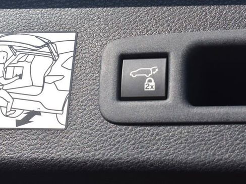 Used 2023 Toyota Sienna Limited image 21