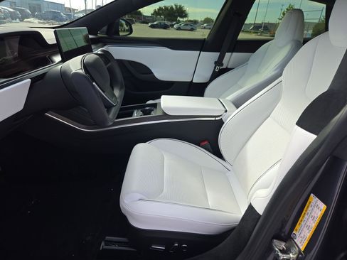 Used 2022 Tesla Model S Plaid image 15