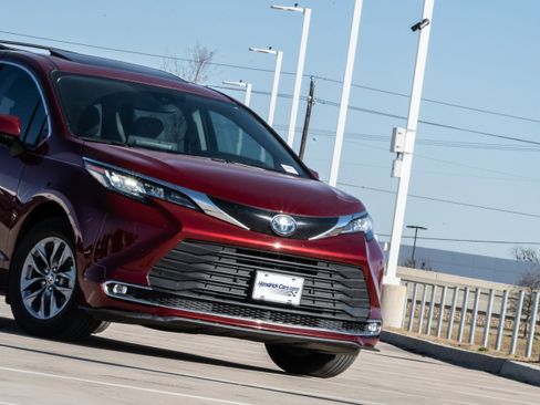 Used 2023 Toyota Sienna XLE image 5