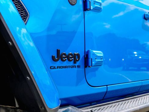 Used 2023 Jeep Gladiator Overland AWD/4WD image 3