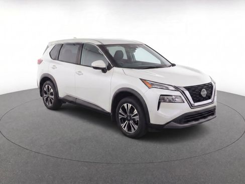 Used 2023 Nissan Rogue SV image 2