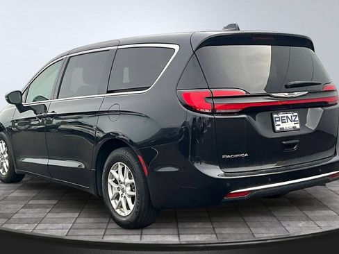 Used 2023 Chrysler Pacifica Touring-L FWD image 4