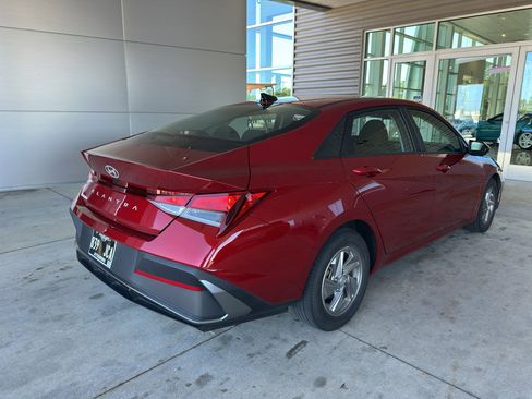 Used 2024 Hyundai Elantra SE FWD image 3