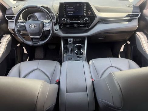 Used 2022 Toyota Highlander XLE FWD image 11