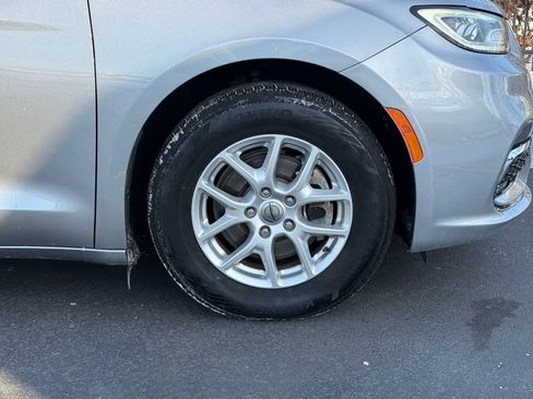 Used 2021 Chrysler Pacifica Touring-L image 9