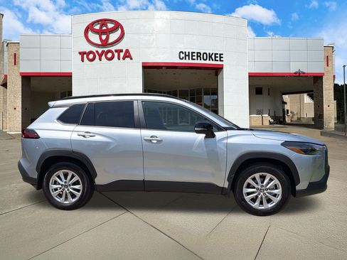 Used 2026 Toyota Corolla Cross LE FWD image 4