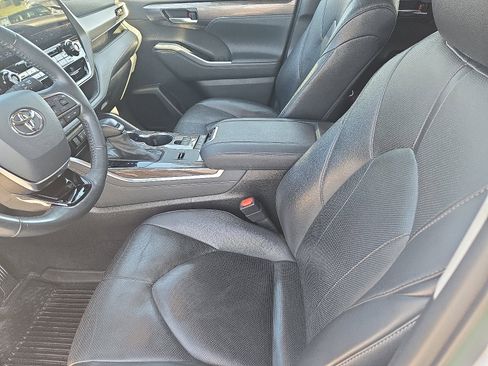 Used 2021 Toyota Highlander Limited image 10