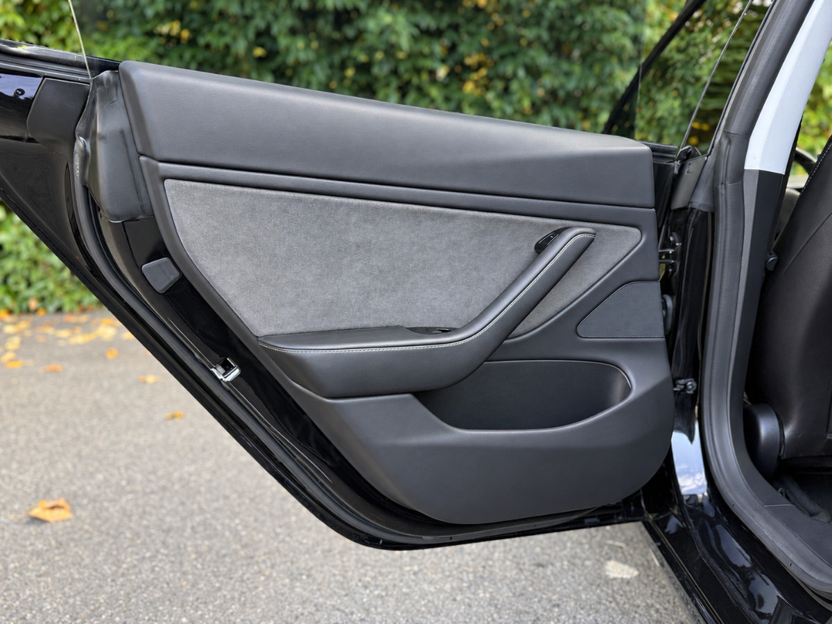 Used 2018 Tesla Model 3 Long Range RWD image 15