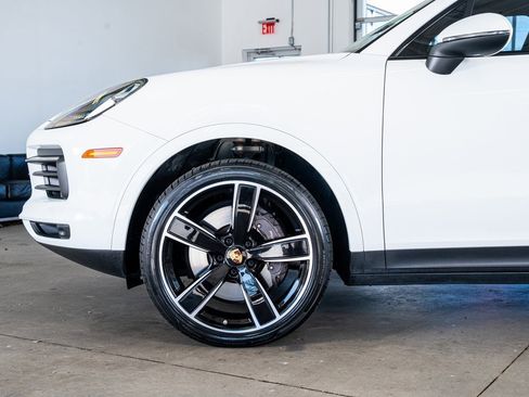 Used 2023 Porsche Cayenne Platinum Edition image 9