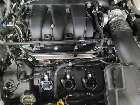 Used 2018 Ford Explorer XLT image 30