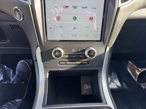 Used 2021 Ford Edge SE image 18