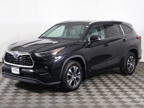 Used 2022 Toyota Highlander XLE AWD/4WD image 9