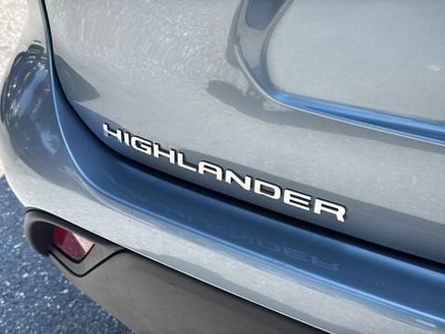 Used 2024 Toyota Highlander XLE AWD/4WD image 7
