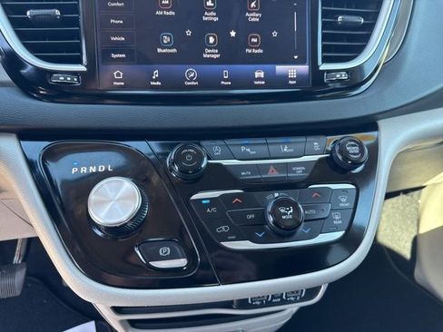 Used 2024 Chrysler Pacifica Touring-L FWD image 42