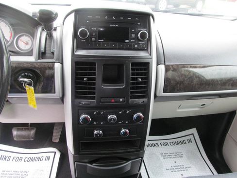 Used 2010 Dodge Grand Caravan SXT FWD image 10