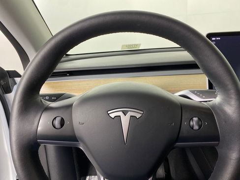 Used 2022 Tesla Model Y Long Range image 13