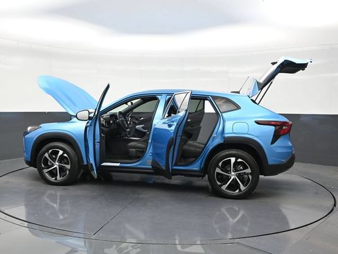 Used 2025 Chevrolet Trax RS FWD image 30