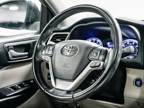 Certified 2019 Toyota Highlander XLE image 16