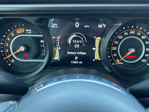 Used 2025 Jeep Wrangler Unlimited Sahara AWD/4WD image 40
