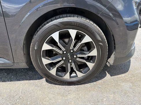 Used 2022 Kia Carnival EX FWD image 4