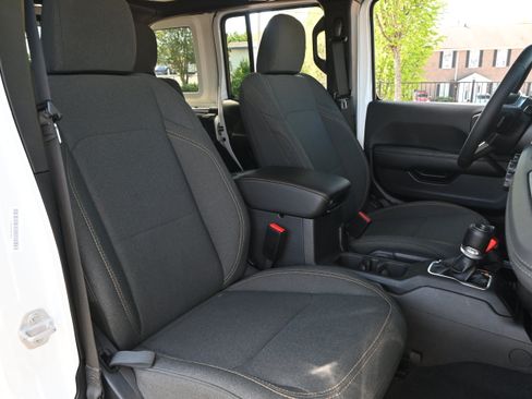 Used 2025 Jeep Wrangler Unlimited Sahara AWD/4WD image 17
